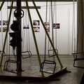 Výstava Punk's Dead před zavěčením praporů s fotografiemi na kolotoč v Divus Pragerkabarettu.