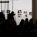 Výstava Punk's Dead před zavěčením praporů s fotografiemi na kolotoč v Divus Pragerkabarettu.