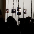 Výstava Punk's Dead před zavěčením praporů s fotografiemi na kolotoč v Divus Pragerkabarettu.
