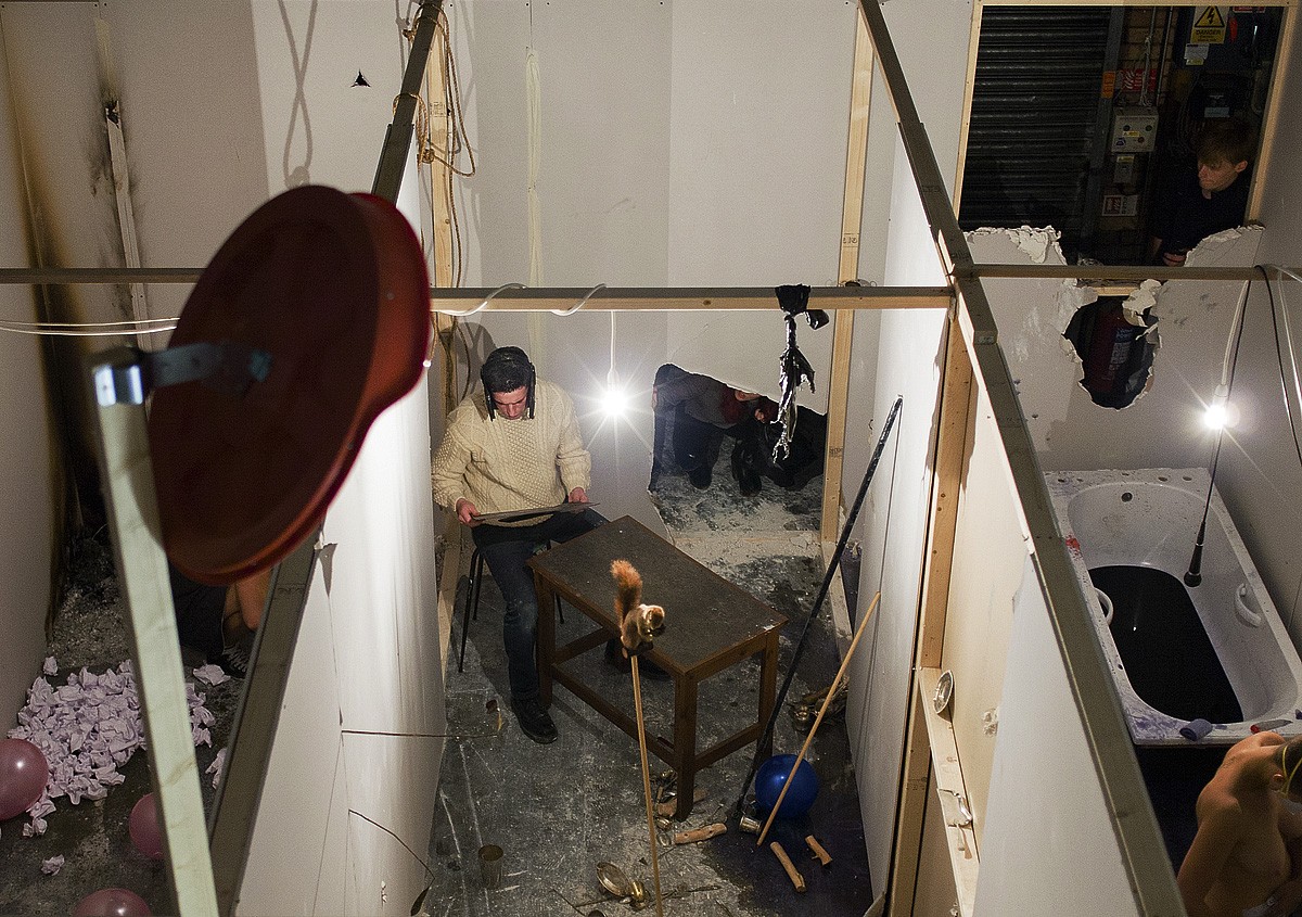 WEEKEND IN PERLA: TOUR - LECTURE - PERFORMANCE - MOVIE - BAR - LABOUR
